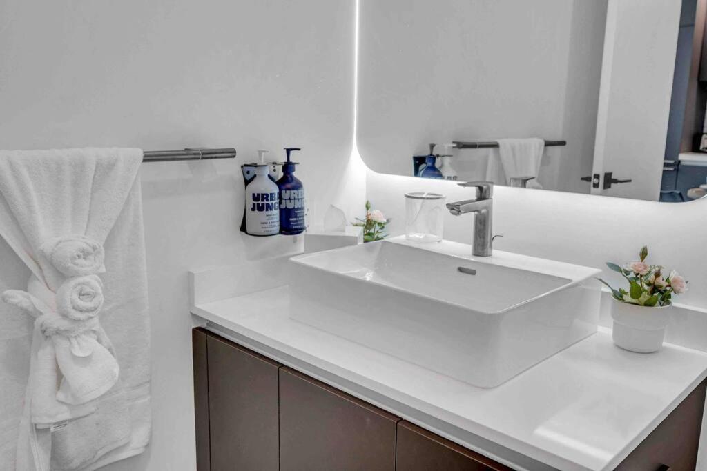 Appartamento Breathtaking 1Br In The Heart Miami Esterno foto